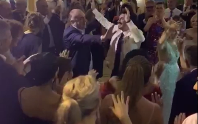 Elmar Məmmədyarov oğlunun toyunda belə oynadı - VİDEO