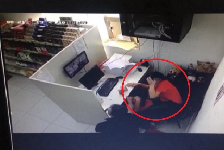 Bakıda kişi keçmiş həyat yoldaşını iş yerində döydü - FOTO