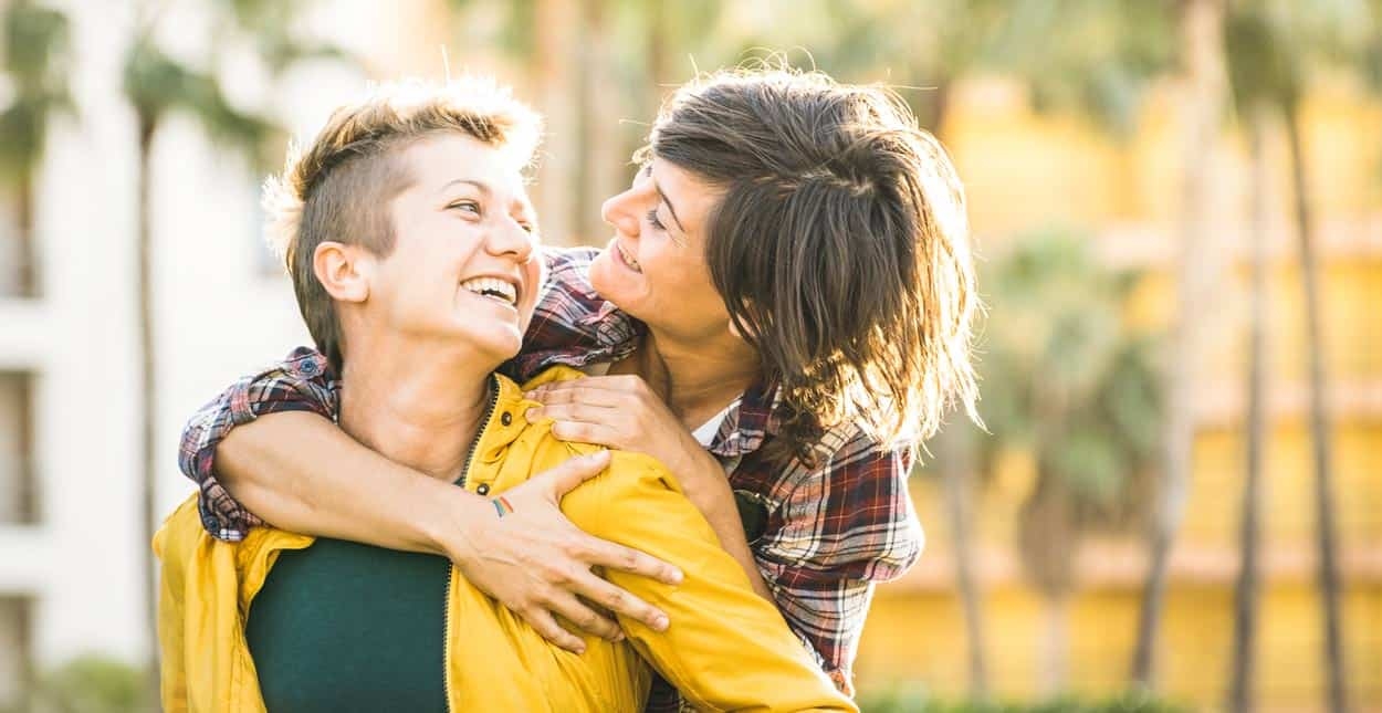 Dindar qardaşın lesbiyan bacısı Almaniyadan Bakıya qayıtmağa qorxur