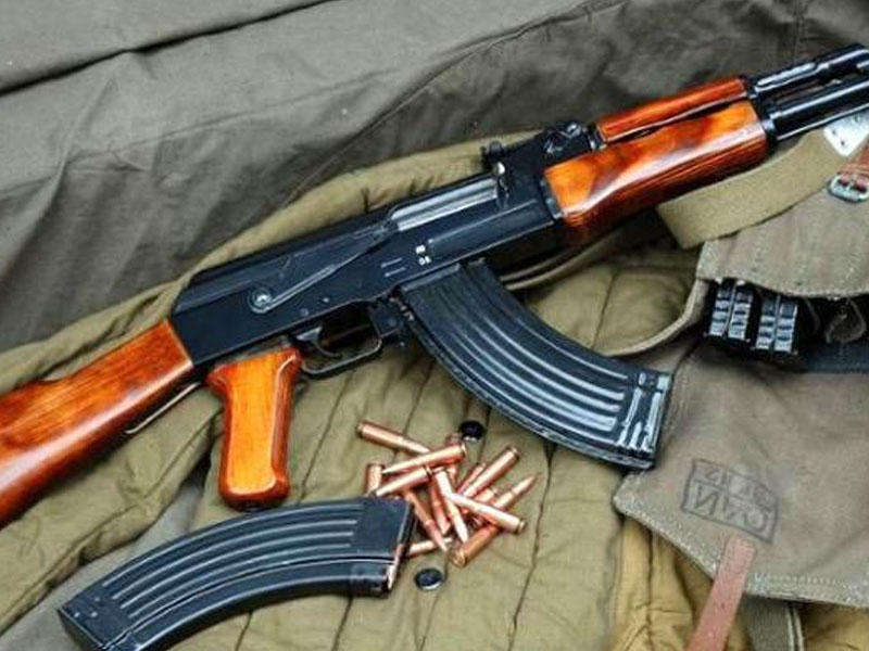Bakıda təhlükəli cinayətkar ələ keçdi: avtomat silah və patronlar götürüldü
