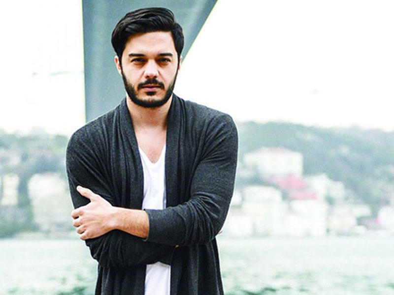 Konsertdə İlyasa qəpik və içki şüşəsi atdılar