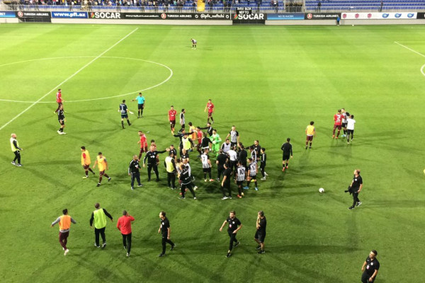 Azərbaycanda futbolda ara qarışdı: məşqçi və futbolçular yumruq davasına çıxdılar - FOTO