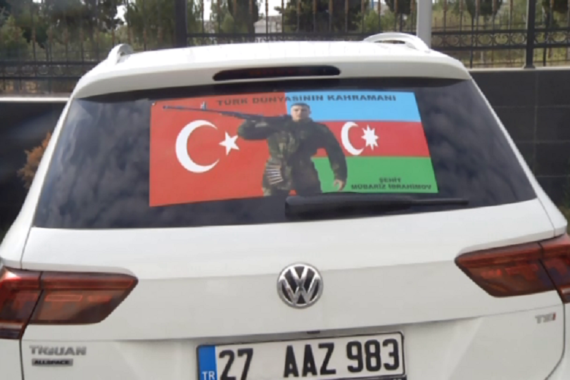 Mübariz İbrahimovun şəkli ilə sərhəddi vizasız ilk o keçdi - VİDEO