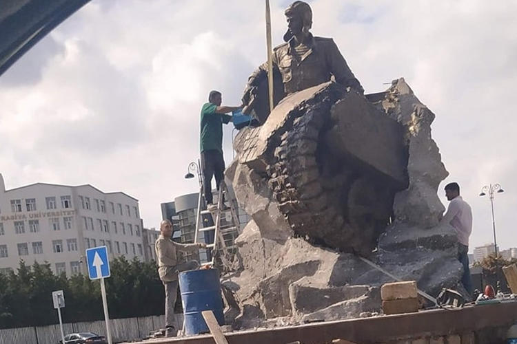 Bakıda Milli Qəhrəman Albert Aqarunovun heykəli ucaldılır - FOTO