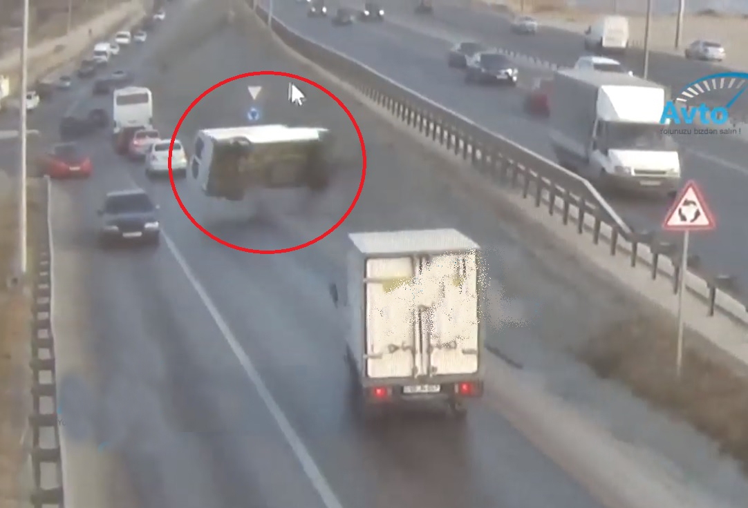 Bakıda çuxura düşən "Ford" belə çevildi - VİDEO