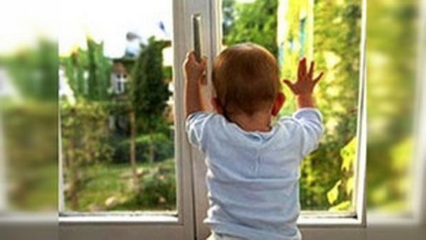 Bakıda iki yaşlı uşaq beşinci mərtəbədən yıxıldı