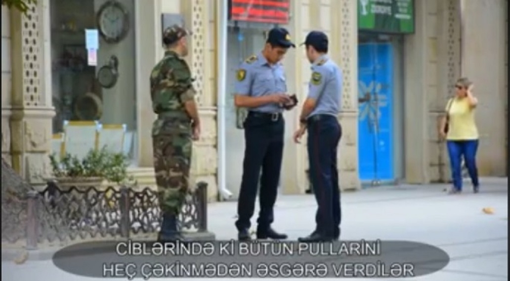 Azərbaycan polisindən alqışalayiq hərəkət – Son pullarını əsgərə verdilər - VİDEO