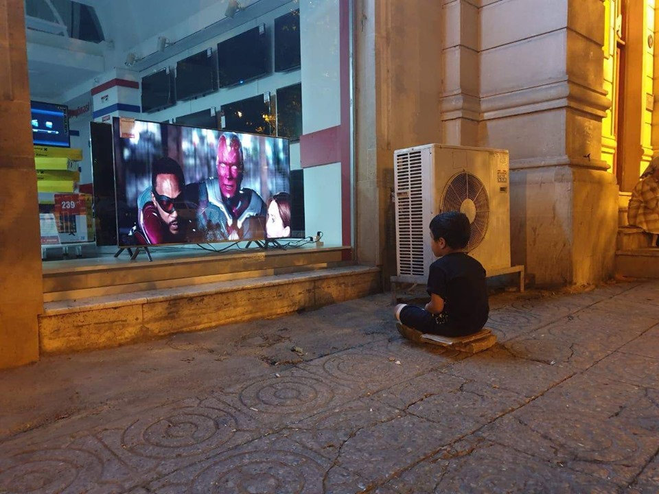 Küçədə televizora baxan Murad və Əsli də məktəbə getdi - FOTOLAR