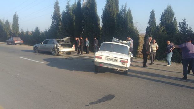 Gül almaq üçün dayandı, qəzaya səbəb oldu - FOTO