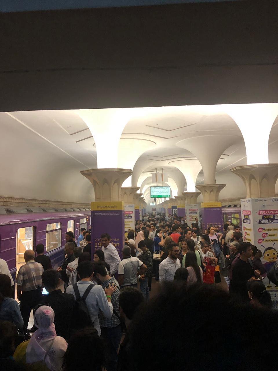 Bakı metrosunda qatarı tüstü bürüdü, vaqonlar boşaldıldı - VİDEO