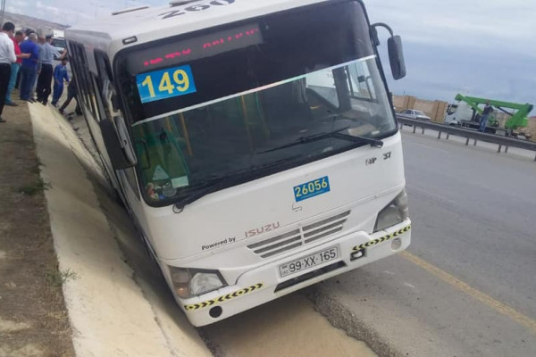 Bakıda avtobus qəzaya düşdü - Yaralı var