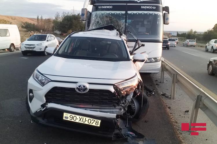 Sərnişin avtobusu “Toyota”ya çırpılıb - FOTO