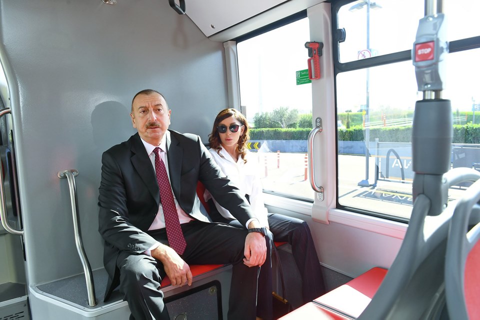 Prezidentlə xanımı Baku Bus-da - VİDEO