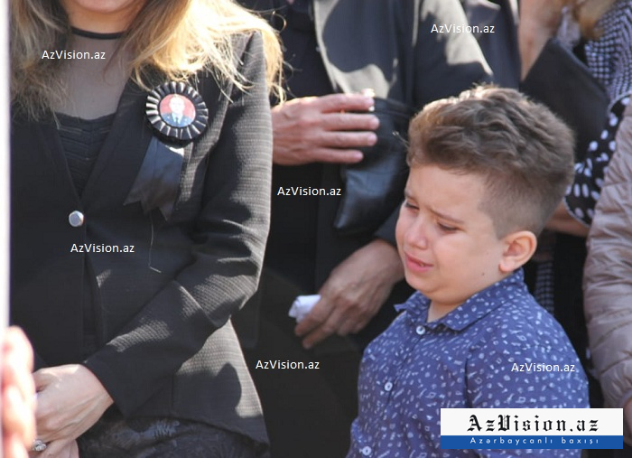 Şəhid pilotun oğlu atasının məzarı üstündə - FOTOLAR