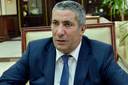 Siyavuş Novruzov vəsiqəsini girov qoyan həmkarından danışdı