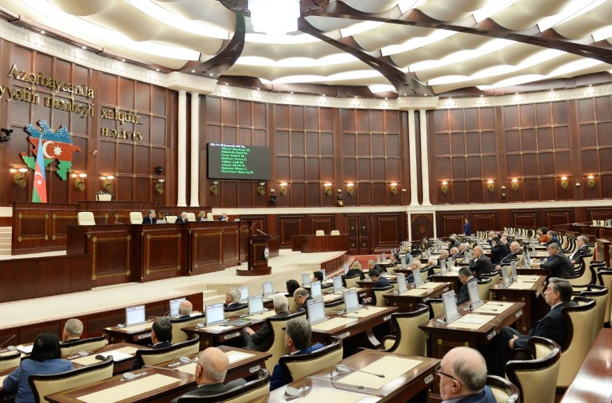 Azərbaycanda mandatdan imtina edən, səlahiyyətləri əlindən alınan deputatlar - SİYAHI