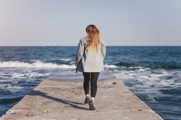 Bakıda gənc qız dəniz qırağında gəzərkən öldü