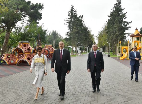 İlham Əliyev və xanımı Atatürk prospektindəki parkda - FOTO