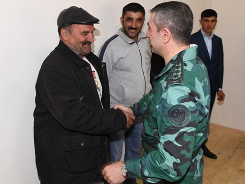 Ermənilərin qətlə yetirdiyi sürücüyə Elçin Quliyev medal veribmiş