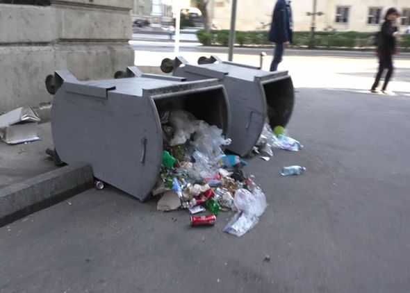 Bakı polisi piket iştirakçılarının şəhər təsərrüfatına vurduğu ziyanla bağlı görüntülər yayıb - FOTO