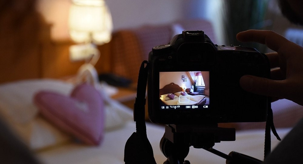 14 yaşlı qızının pornoqrafik videolarını çəkib sevgilisinə göndərən ana ilə bağlı məhkəmə qərarı