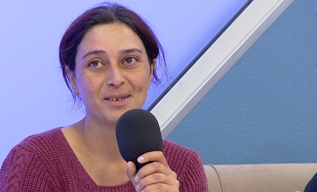 "Məcbur qaldım, diz çöküb ayaqlarından öpdüm" — Azərbaycanda qayınana gəlinini belə alçaltdı - VİDEO