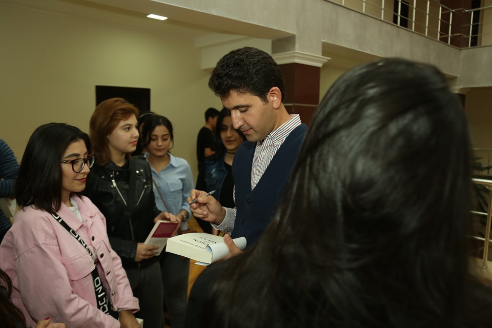 Deputatdan "facebook"da statusuna şərh yazan 100 gəncə hədiyyə - VİDEO+FOTO
