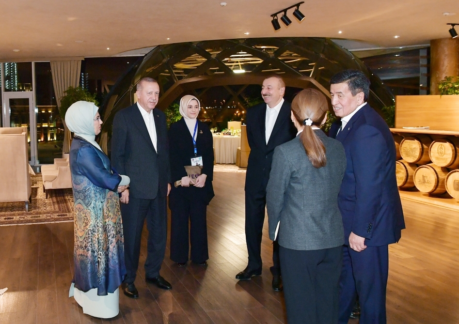 İlham Əliyev dövlət və hökumət başçıları ilə birgə şam edib - FOTO