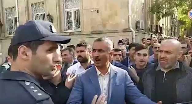 Əli Kərimli öz övladlarını xaricdə kabare və restoranlara göndərir, başqalarını isə dəyənək altına və türməyə