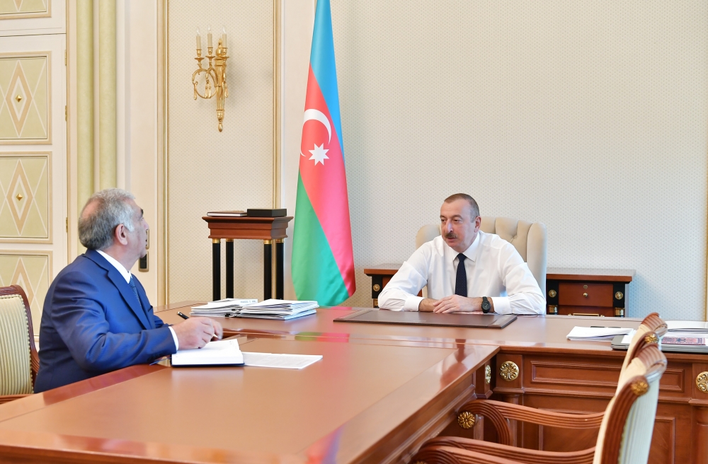 İlham Əliyev Azərbaycan Avtomobil Yolları Dövlət Agentliyinin idarə heyətinin sədrini qəbul etdi - FOTO