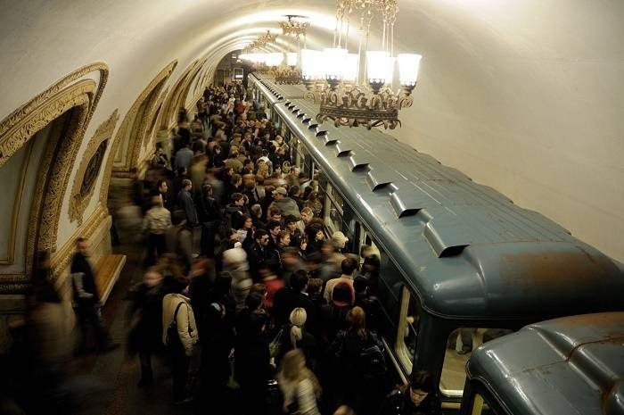 Bakı metrosunda qatarın işıqları söndü - Stansiyada qapılar açılmadı