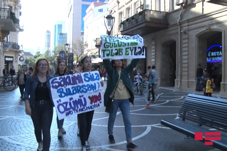 Bir qrup qadın Bakının mərkəzində aksiya keçirdi: Şiddətə susma - FOTO