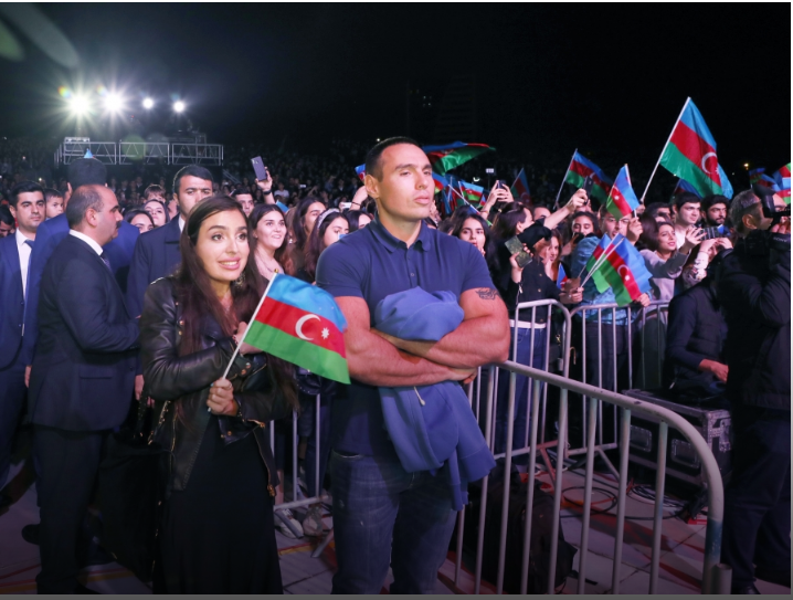 Heydər Əliyev Mərkəzinin parkında Müstəqillik Günü münasibətilə konsert olub