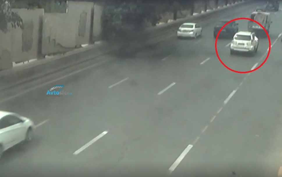 Bakıda avtomobil yolun ortasında qalan “Qazel”ə çırpıldı - QƏZA ANI - VİDEO