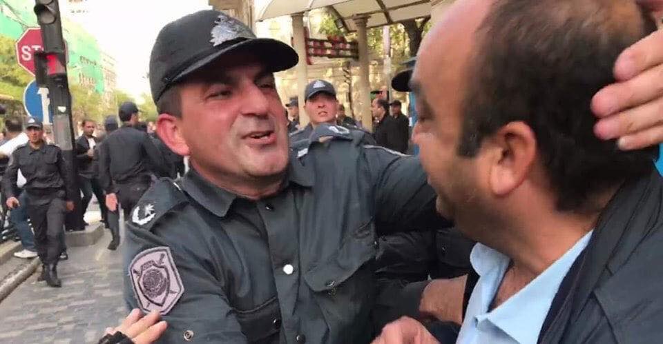 Müxalifətin aksiyasında polislə üz-üzə gələn şəxsdən şok açıqlama - VİDEO