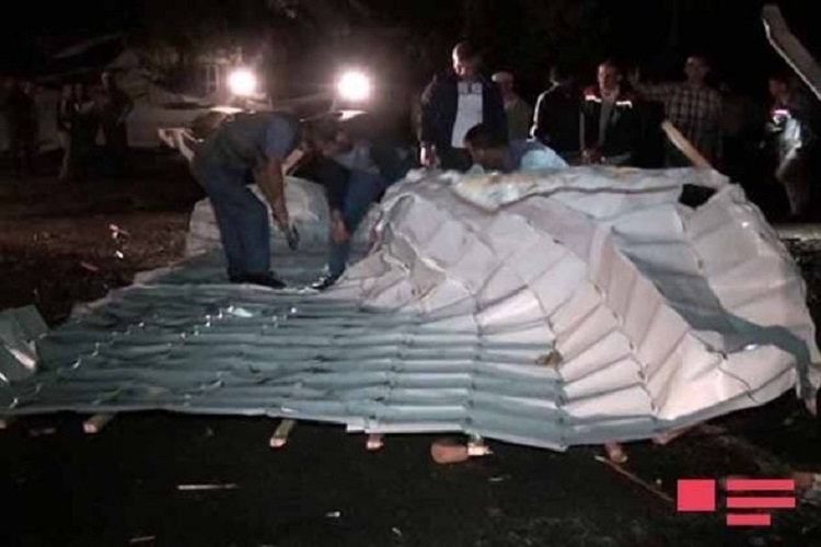 Bakıda güclü külək zamanı gənc oğlanın başına dam örtüyü düşüb