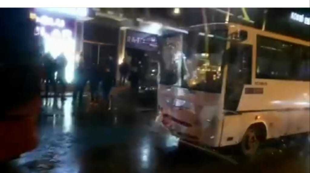 Bakıda iki avtobus toqquşub, yaralılar var