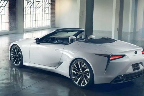 Bakıda bacısının “Lexus”unu təpiklədi - o isə polisə şikayət etdi