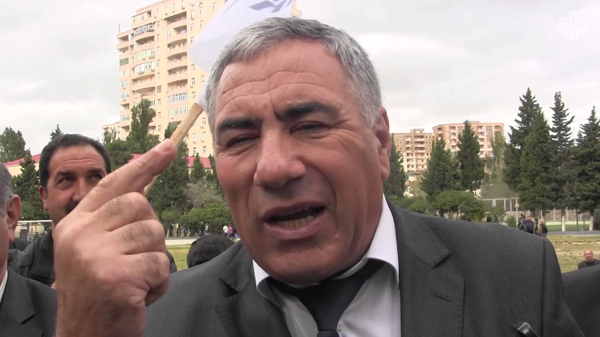 Hafiz Hacıyev efirdə ayaqqabısını çıxardı: Pulum yoxdur ki, yenisini alım - VİDEO