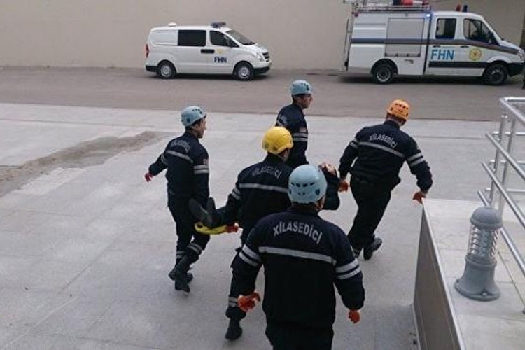 Sumqayıtda quşbaz beşmərtəbəli binanın damından yıxılaraq ölüb