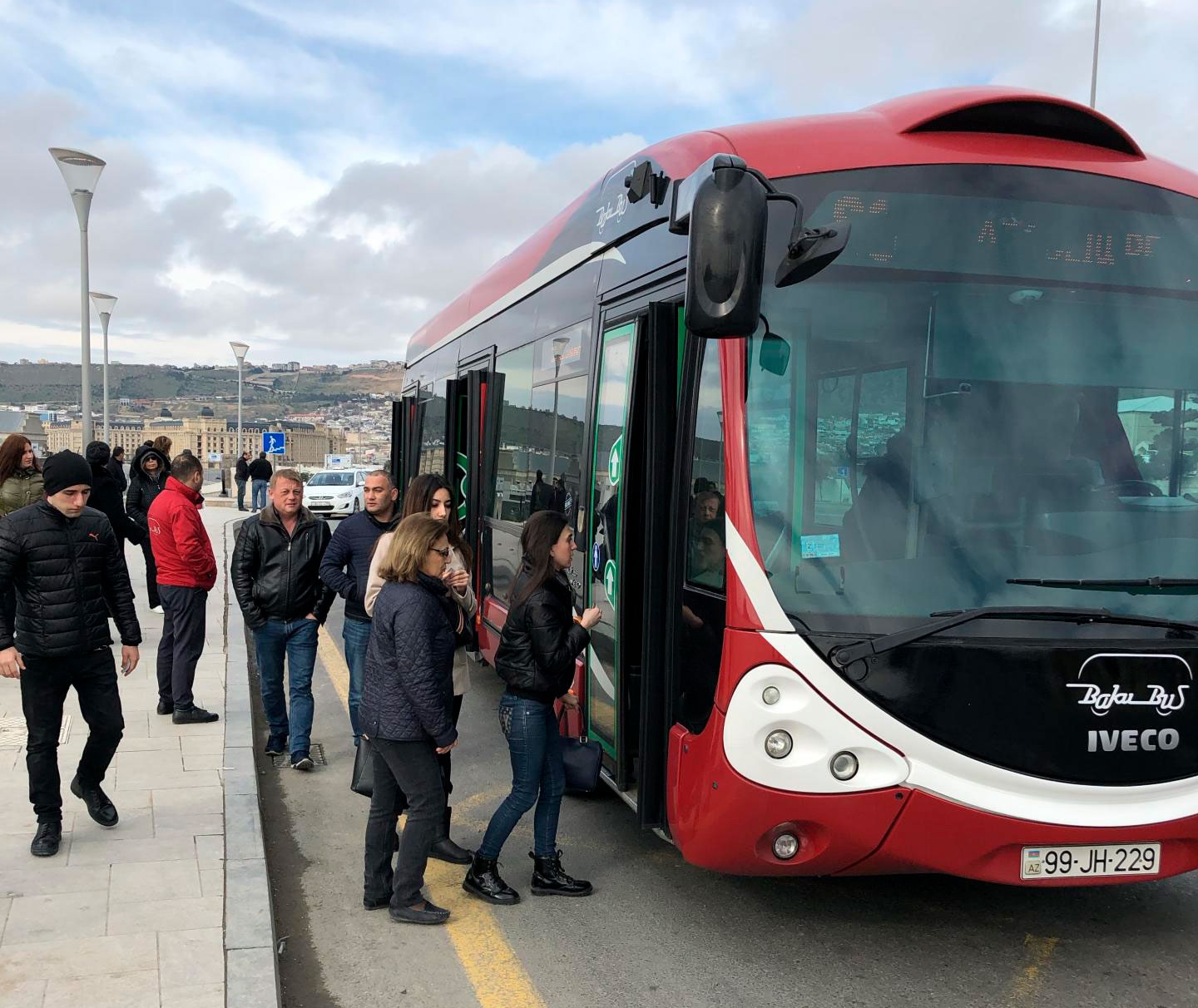 Deputatdan maraqlı təklif: “Bu şəxslər avtobuslardan pulsuz istifadə etməlidir”