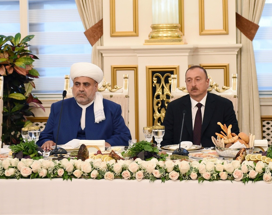 Prezident şeyxə “Heydər Əliyev” ordeni təqdim etdi