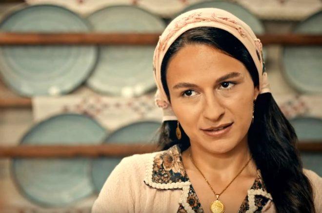 Serialın başıbağlı obrazını bu halda görməmisiniz - Dekolte, qısa ətək və başqa açıq-saçıq fotoları