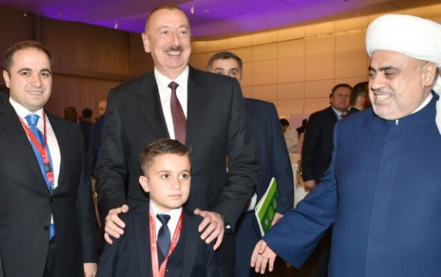Şeyx dünənki ziyafətə oğlu və nəvəsi ilə qatılıb - Foto