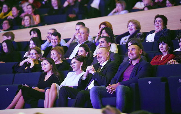 Prezident xanımı və qızı ilə tamaşada - Fotolar