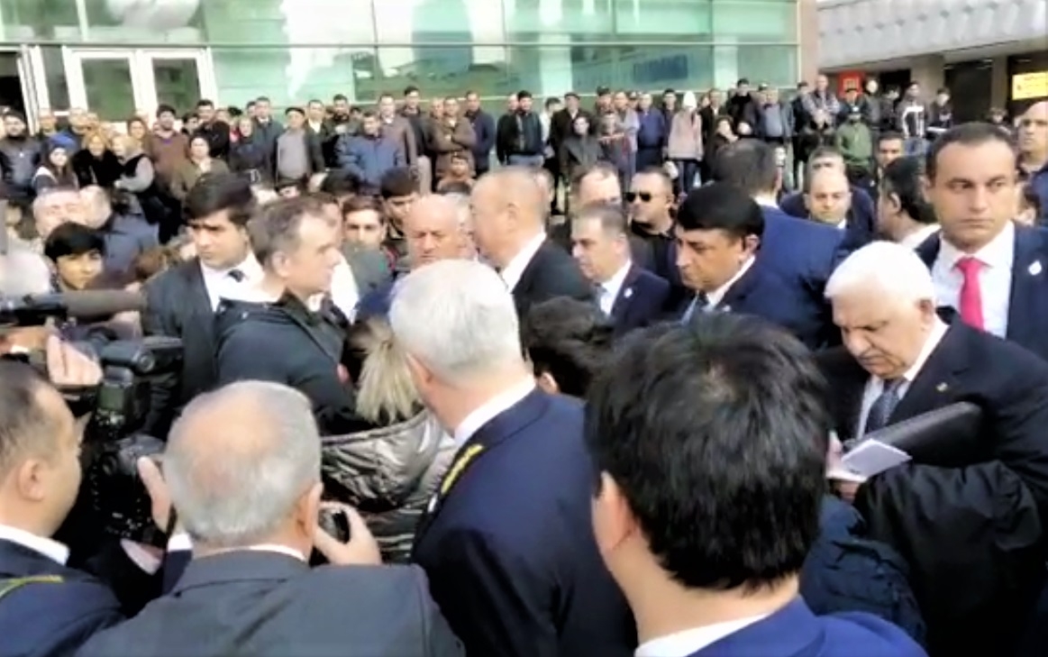 Prezident “28 May” stansiyasının qarşısında sakinlərlə görüşdü - VİDEO