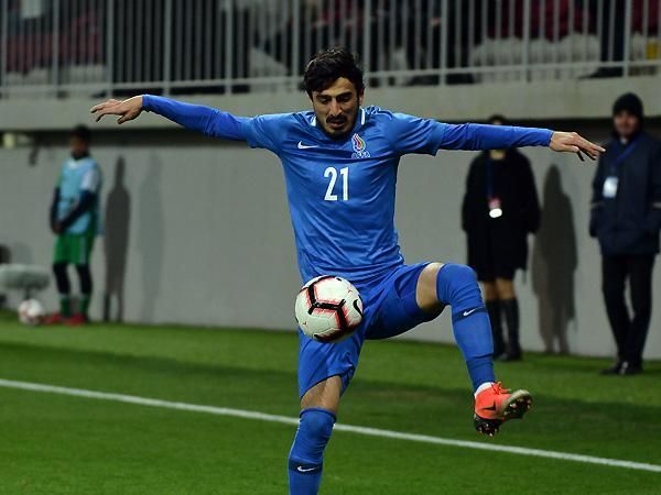 Azərbaycanlı futbolçu bu uşağı axtarır: Tapsa, hədiyyə verəcək - FOTO