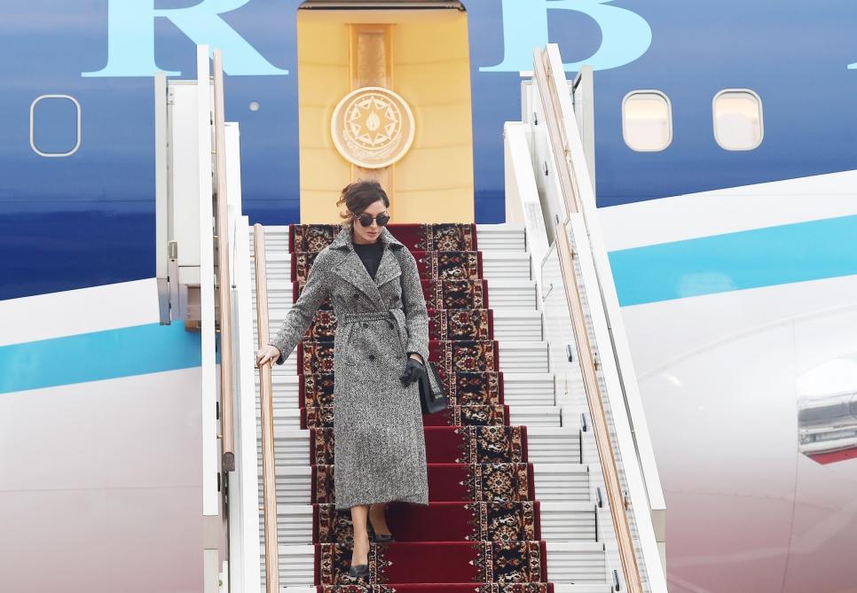 Mehriban Əliyeva Rusiyaya rəsmi səfərə gedib - FOTO