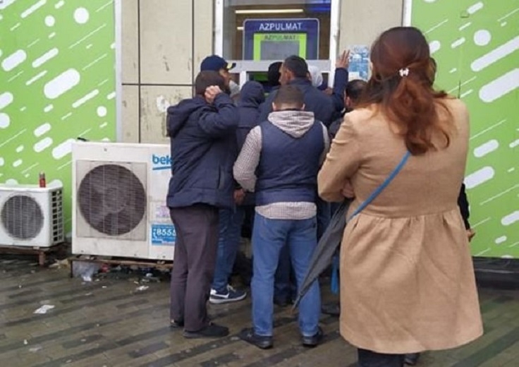 Bakıda camaata pul paylayan aparatın sahibi bu şəxsdir - FOTO