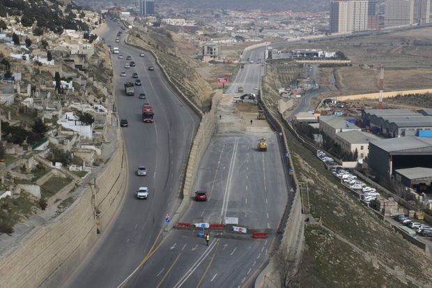 DİQQƏT! Bakıda bu yol sürüşmə səbəbindən hərəkətə bağlandı